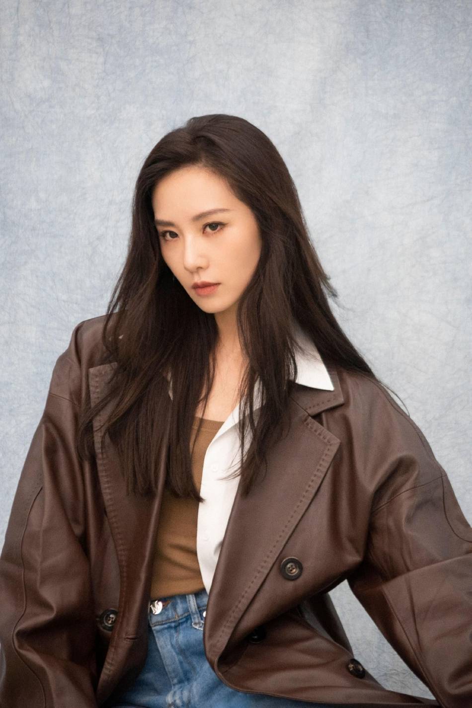 刘诗诗最新时尚写真太冷艳！朱唇红润美的令人心动