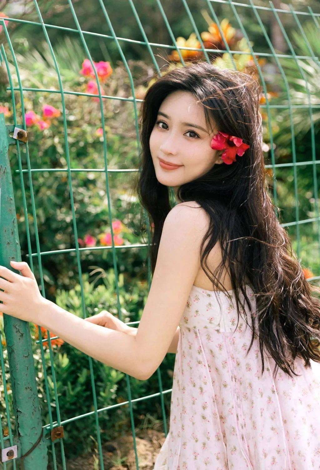 孟子义穿碎花裙大秀白皙香肩!曼妙身材美得让人窒息