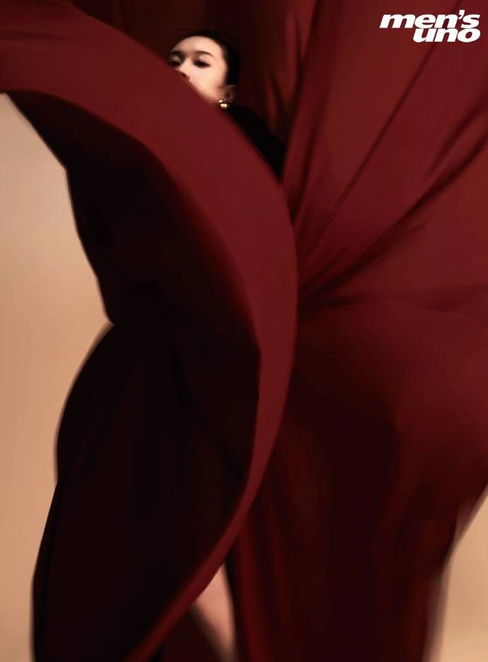 刘令姿杂志写真大秀美腿!肌肤白皙曼妙身材太性感撩人