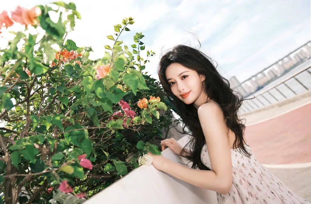 孟子义穿碎花裙大秀白皙香肩!曼妙身材美得让人窒息