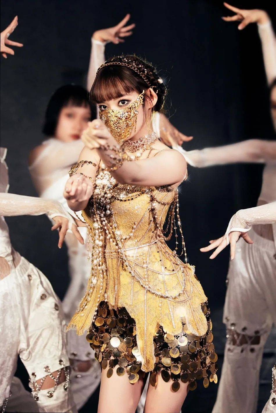 程潇穿金色亮片裙大秀美腿!魔鬼身材性感妖艳