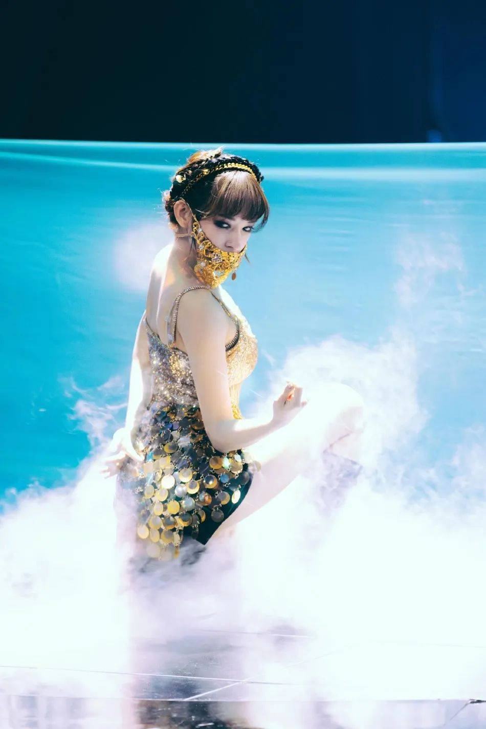 程潇穿金色亮片裙大秀美腿!魔鬼身材性感妖艳