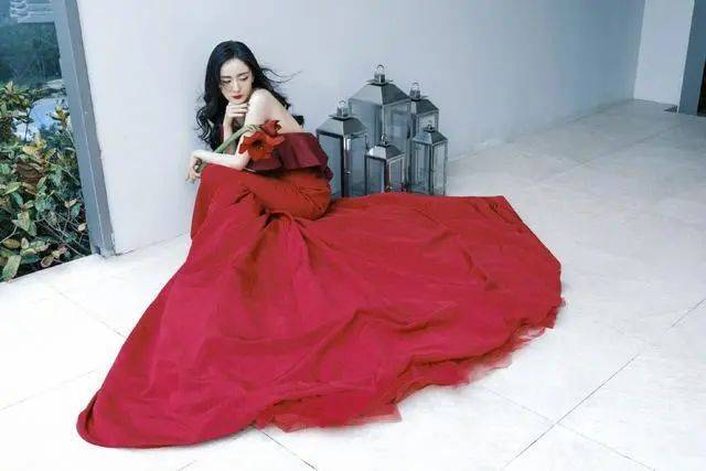 杨幂身穿红色抹胸裙大秀白皙美背！成熟妩媚香艳迷人