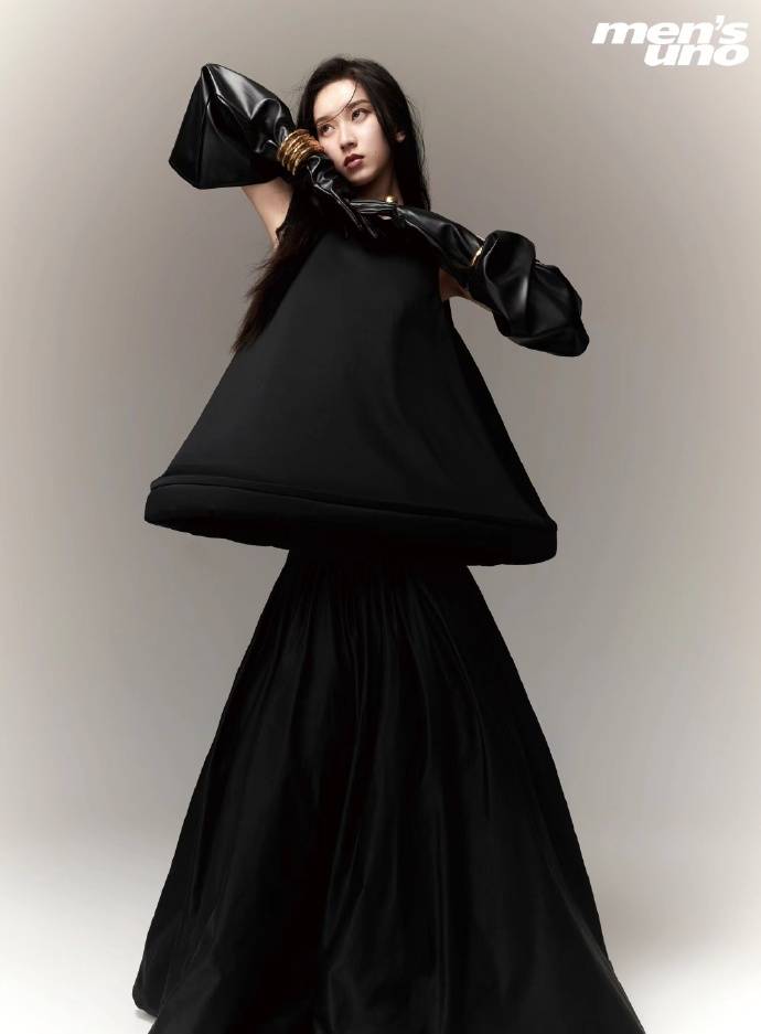 刘令姿杂志写真大秀美腿!肌肤白皙曼妙身材太性感撩人