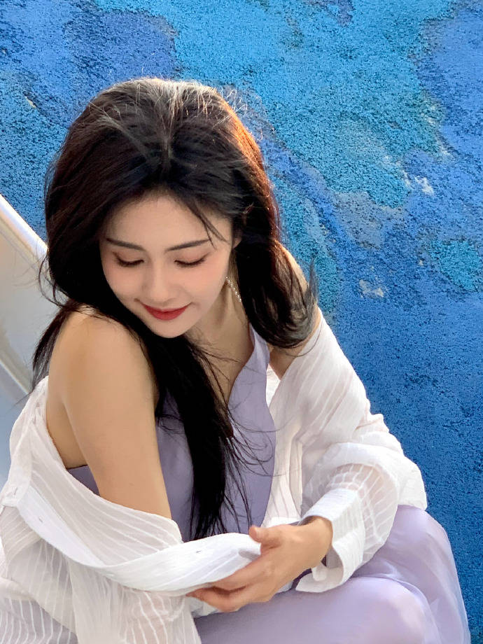 白鹿最新写真大秀香肩,媚态十足性感迷人 !