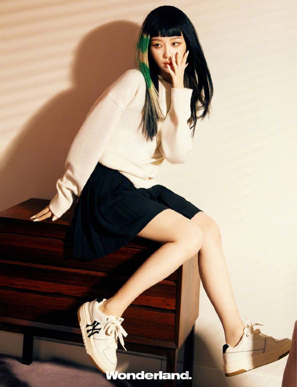 虞书欣绿色挑染写真大秀香肩!时尚表现力MAX