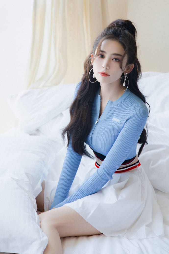 古力娜扎蓝色上衣搭百褶裙！大长腿性感迷人