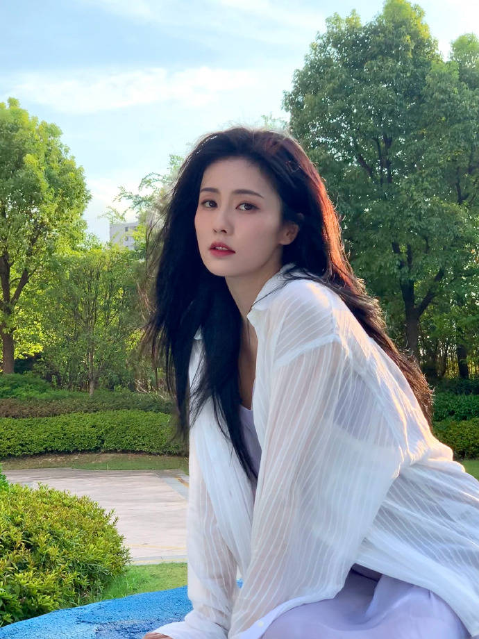 白鹿最新写真大秀香肩,媚态十足性感迷人 !