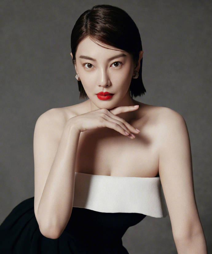 张雨绮穿抹胸黑裙大秀白皙香肩!魔鬼身材性感迷人