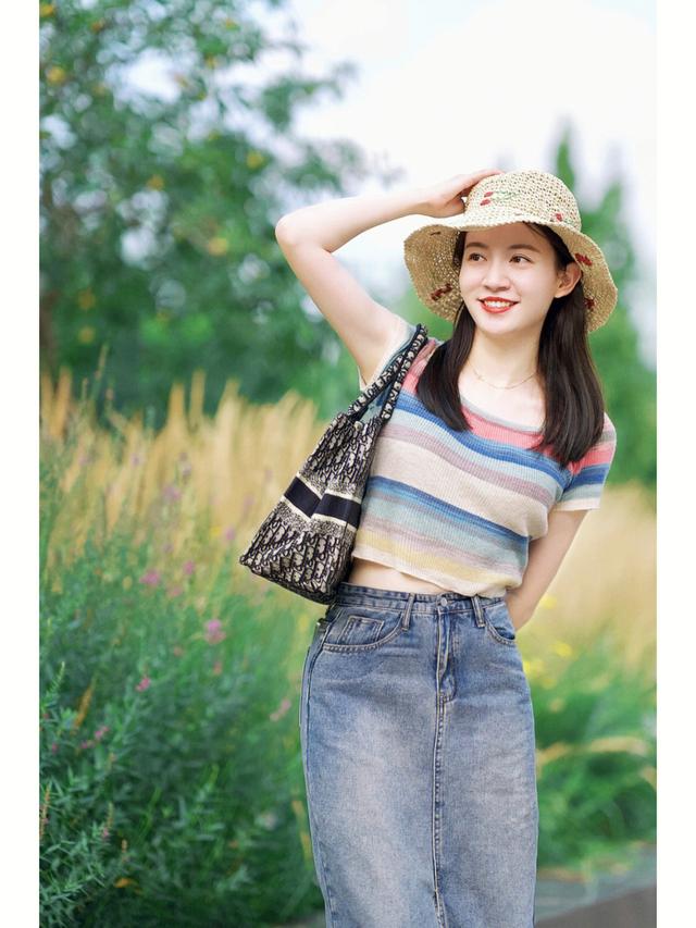 这才是普通女生该有的打扮，穿衣简约大气变身优雅高级