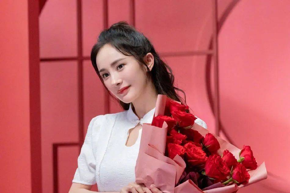 杨幂身穿一袭吊带白色连衣裙，宛若天仙！