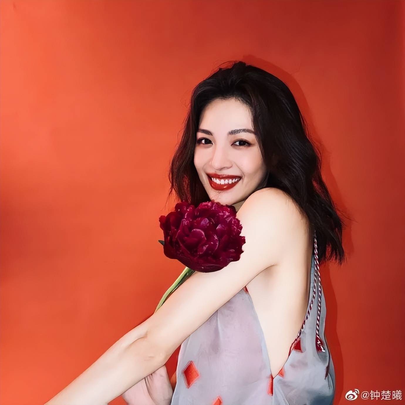 钟楚曦穿露肩短裙大秀曼妙身材!曼妙身材尽显无遗