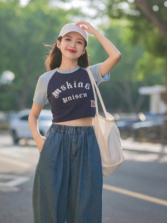 这才是普通女生该有的打扮，穿衣简约大气变身优雅高级