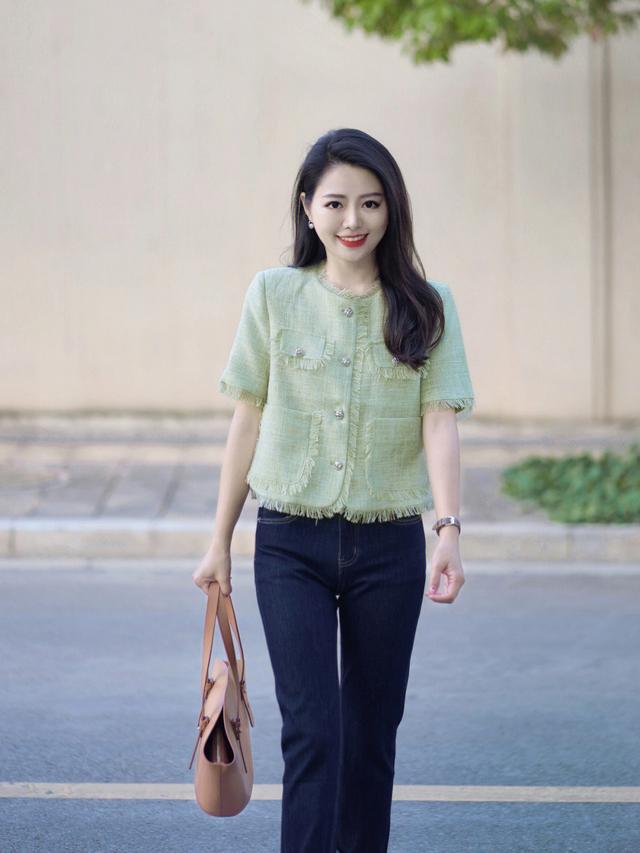 这才是普通女生该有的打扮，穿衣简约大气变身优雅高级