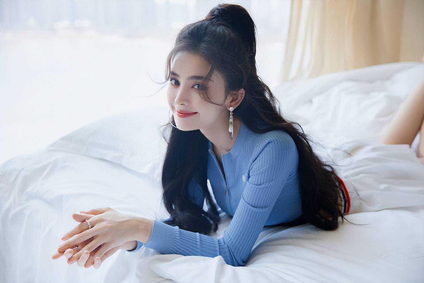 古力娜扎蓝色上衣搭百褶裙！大长腿性感迷人