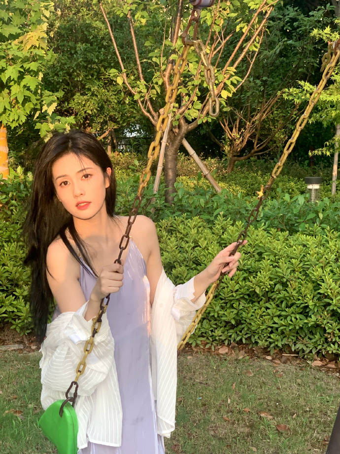 白鹿最新写真大秀香肩,媚态十足性感迷人 !