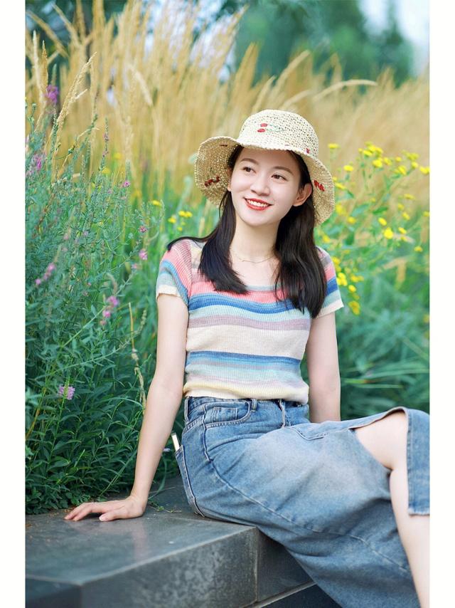 这才是普通女生该有的打扮，穿衣简约大气变身优雅高级