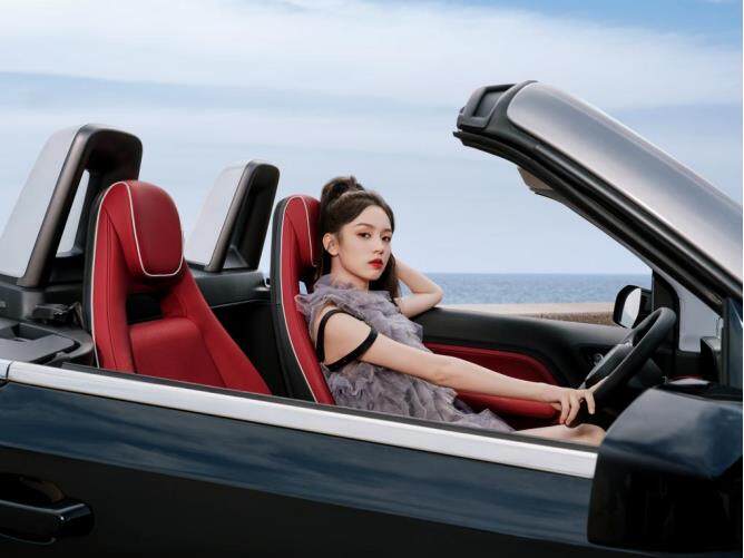 五菱MINIEV敞篷版浪漫已就位!五菱×时尚芭莎,携首位车主周也开启格调之旅