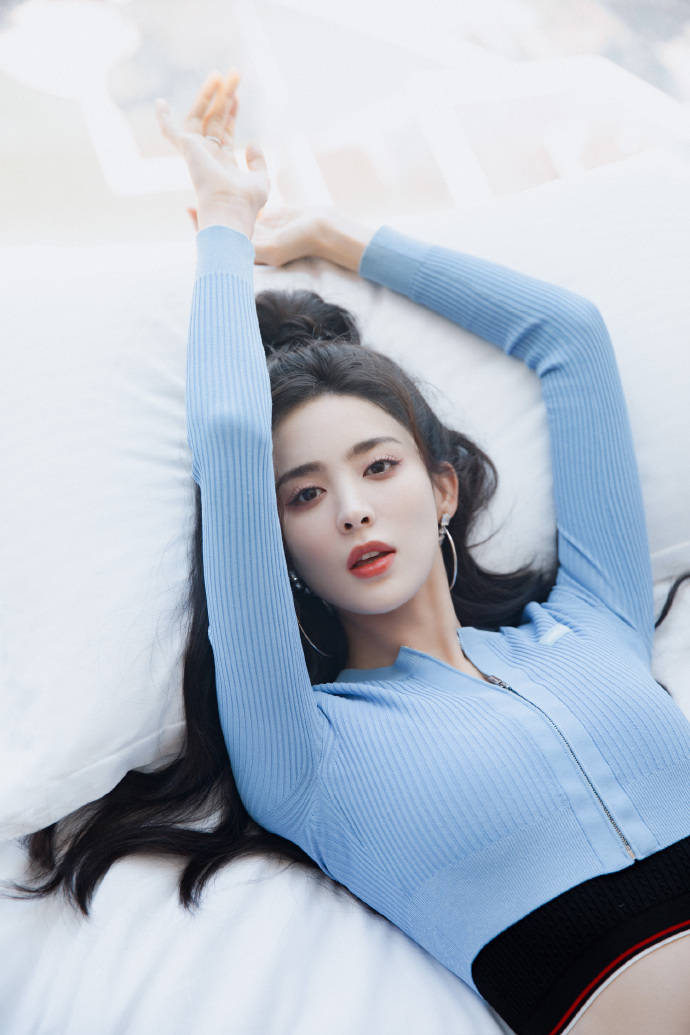 古力娜扎蓝色上衣搭百褶裙！大长腿性感迷人