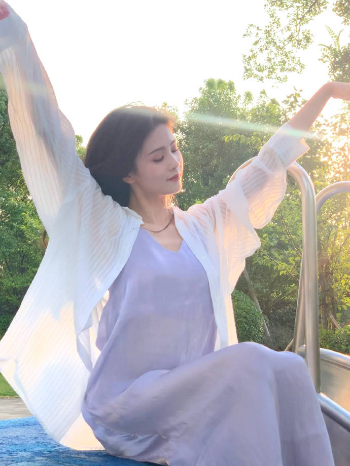 白鹿最新写真大秀香肩,媚态十足性感迷人 !