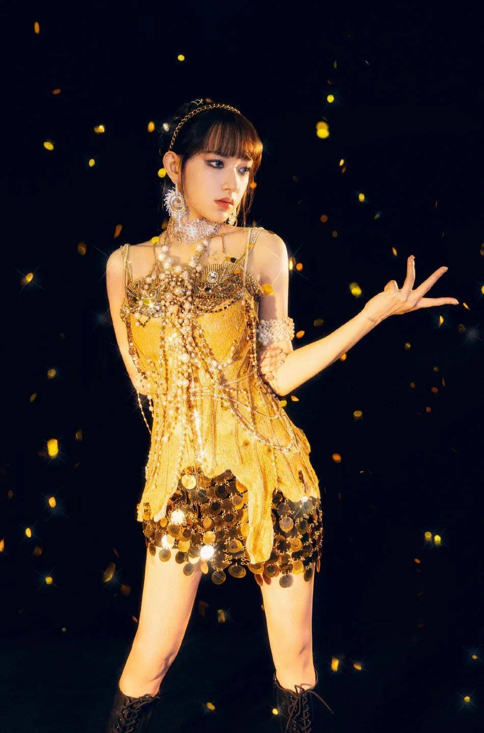 程潇穿金色亮片裙大秀美腿!魔鬼身材性感妖艳