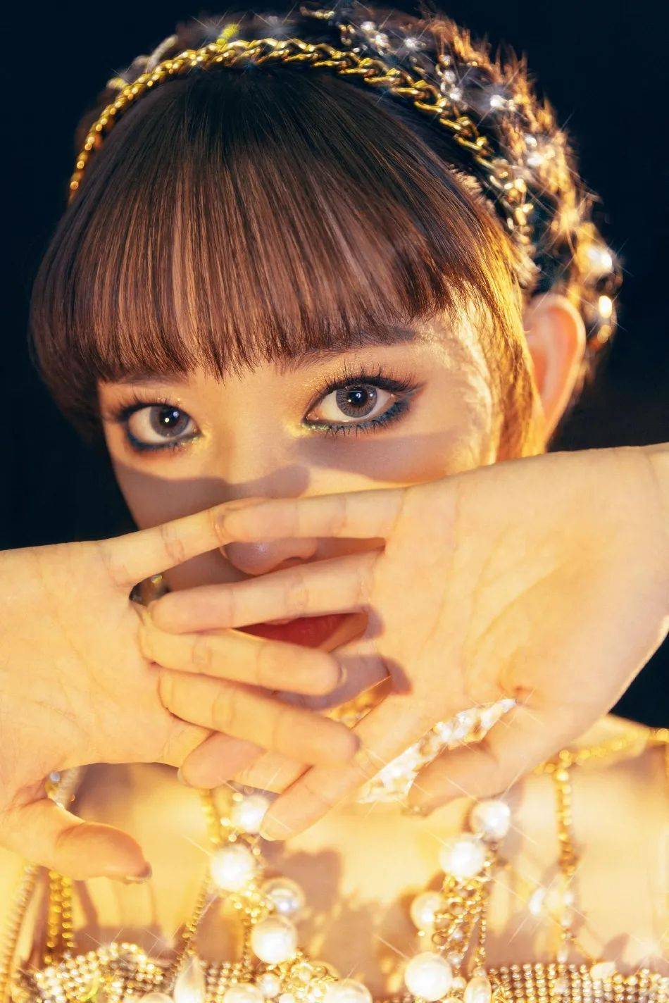 程潇穿金色亮片裙大秀美腿!魔鬼身材性感妖艳