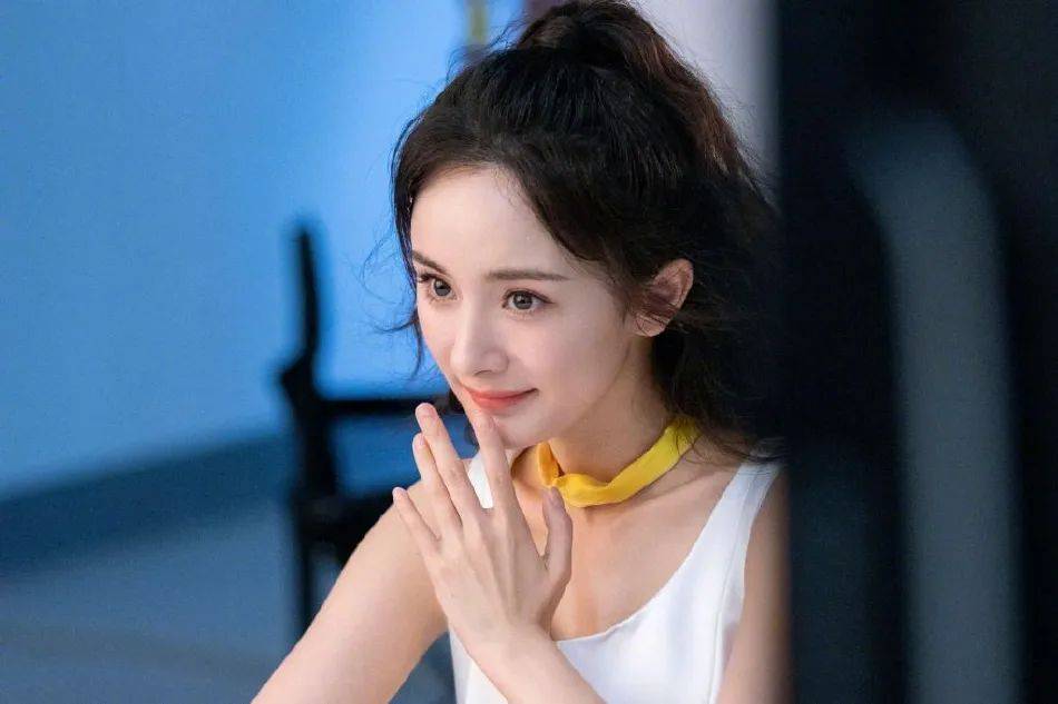 杨幂身穿一袭吊带白色连衣裙，宛若天仙！