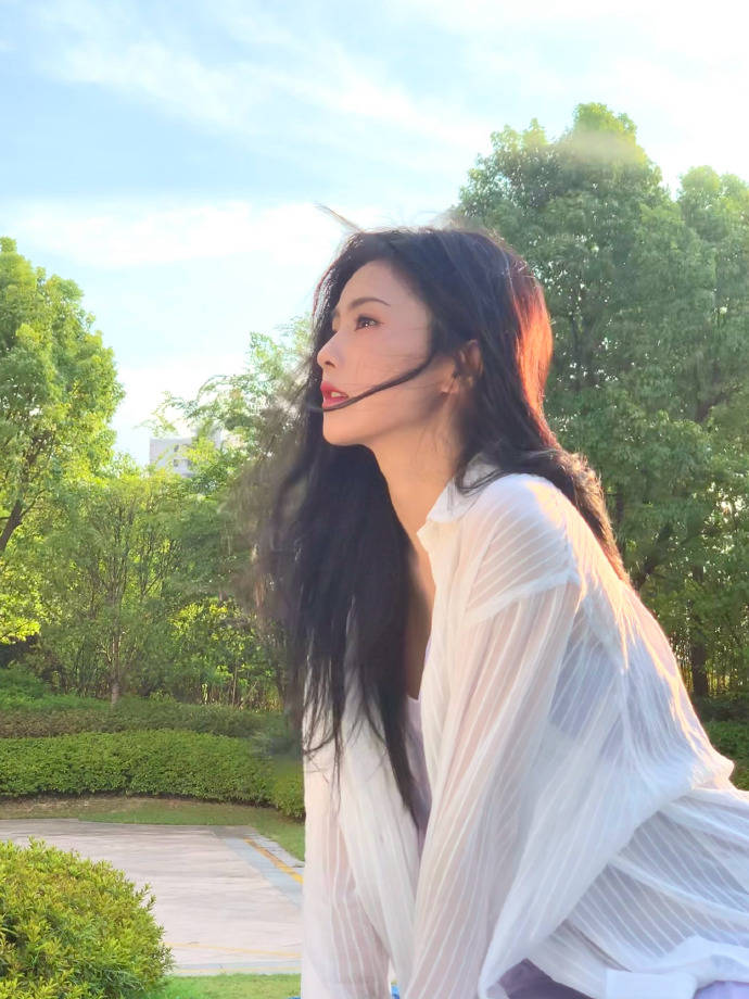 白鹿最新写真大秀香肩,媚态十足性感迷人 !