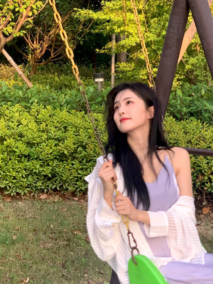 白鹿最新写真大秀香肩,媚态十足性感迷人 !