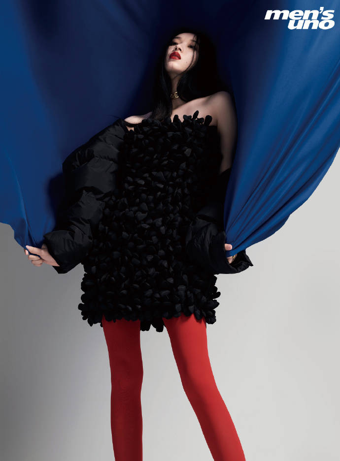 刘令姿杂志写真大秀美腿!肌肤白皙曼妙身材太性感撩人