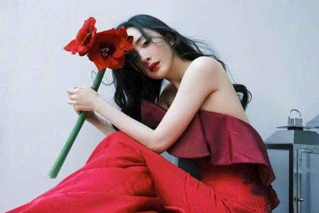 杨幂身穿红色抹胸裙大秀白皙美背！成熟妩媚香艳迷人