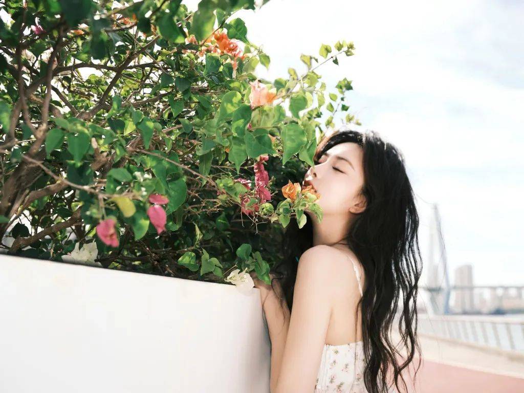 孟子义穿碎花裙大秀白皙香肩!曼妙身材美得让人窒息