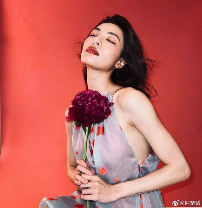 钟楚曦穿露肩短裙大秀曼妙身材!曼妙身材尽显无遗