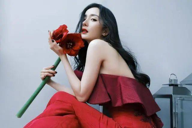 杨幂身穿红色抹胸裙大秀白皙美背！成熟妩媚香艳迷人