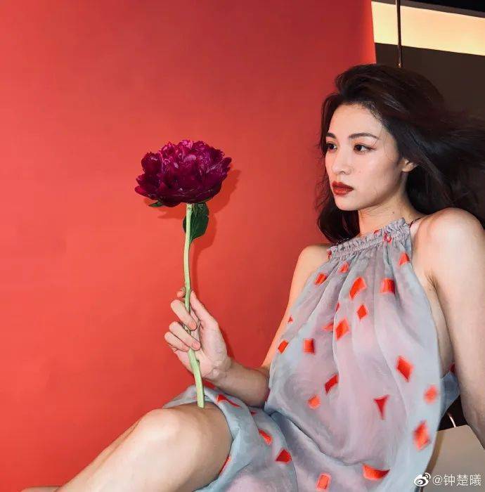 钟楚曦穿露肩短裙大秀曼妙身材!曼妙身材尽显无遗