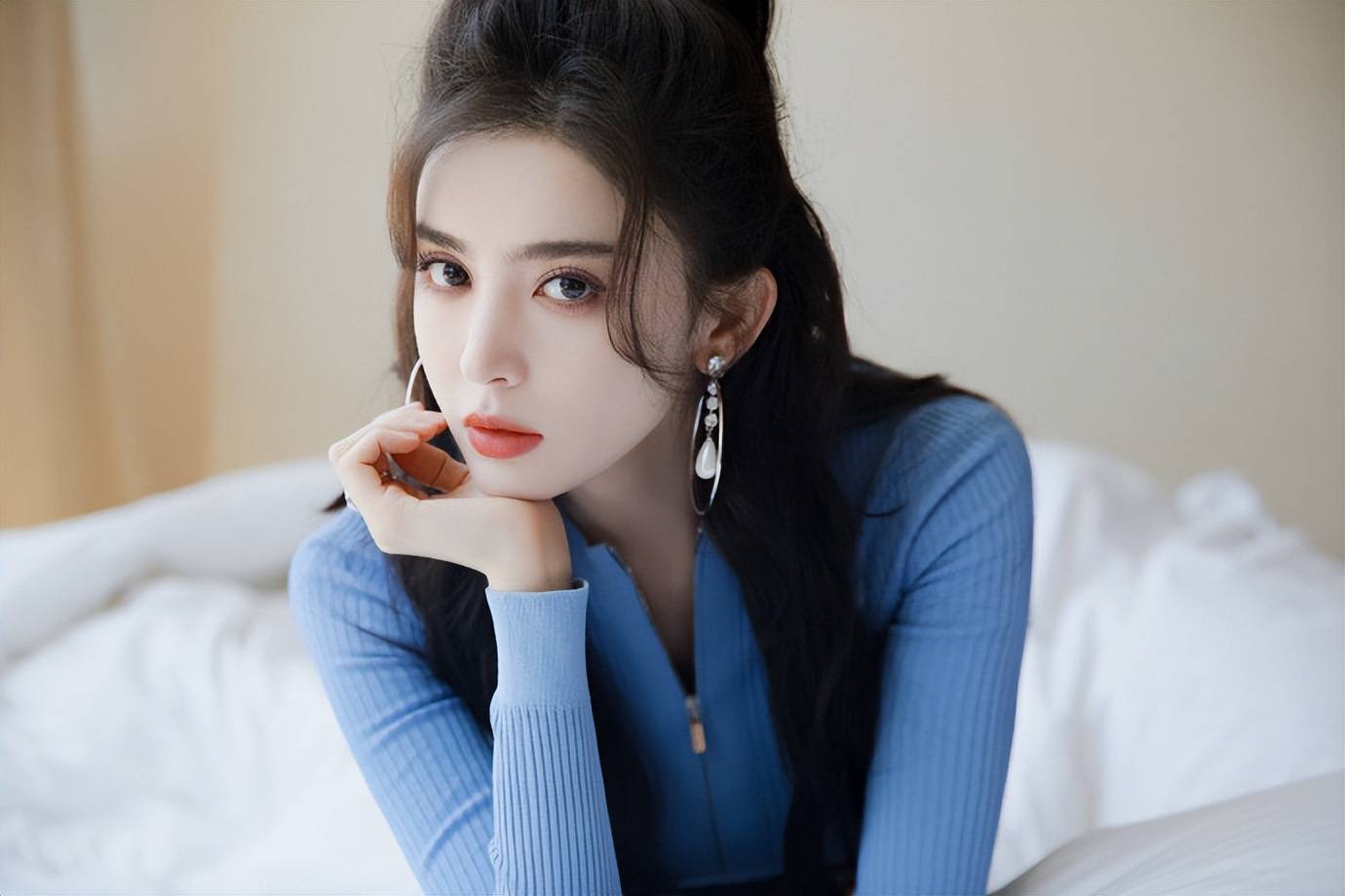 古力娜扎蓝色上衣搭百褶裙！大长腿性感迷人