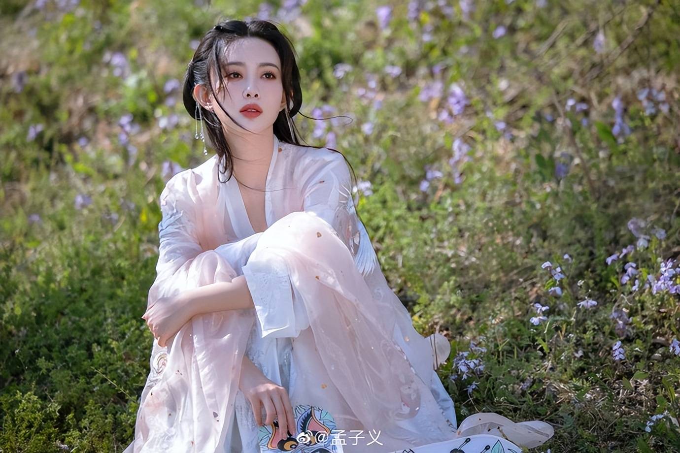 孟子义最新美图魅力十足!樱桃小嘴很撩人