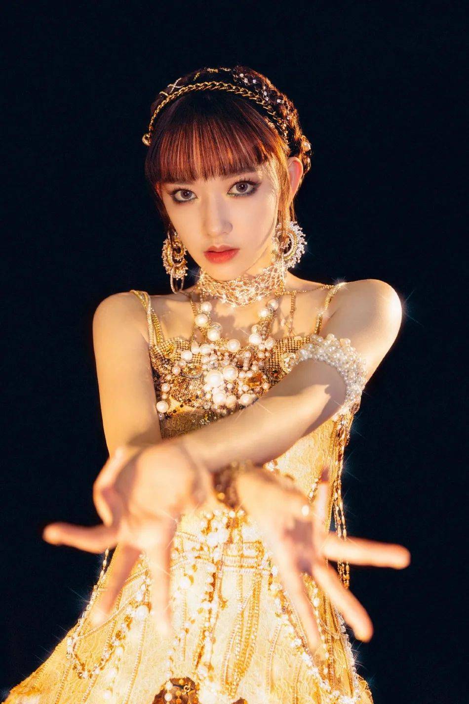 程潇穿金色亮片裙大秀美腿!魔鬼身材性感妖艳