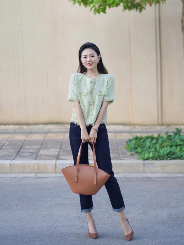 这才是普通女生该有的打扮，穿衣简约大气变身优雅高级
