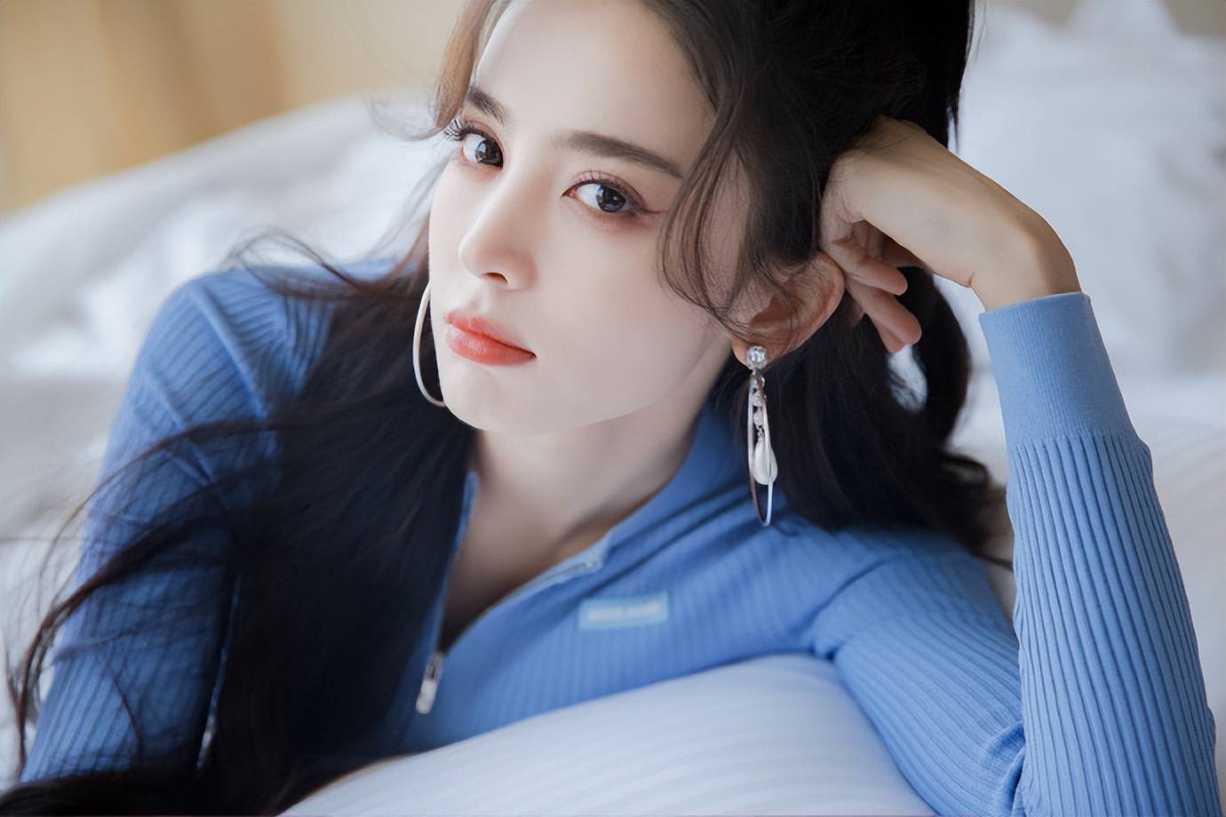 古力娜扎蓝色上衣搭百褶裙！大长腿性感迷人