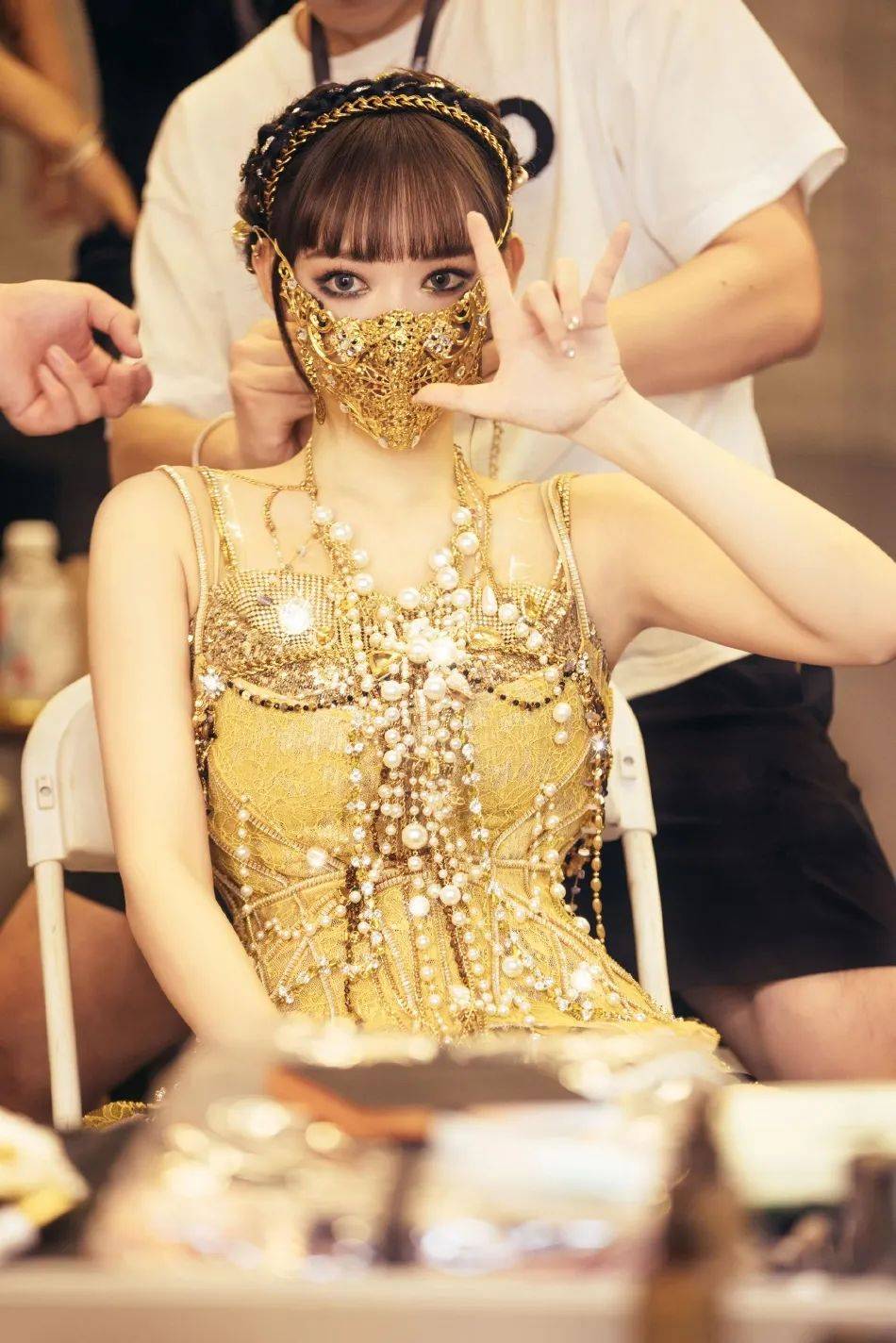 程潇穿金色亮片裙大秀美腿!魔鬼身材性感妖艳