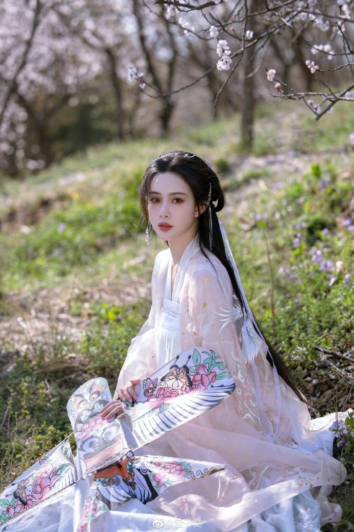 孟子义最新美图魅力十足!樱桃小嘴很撩人