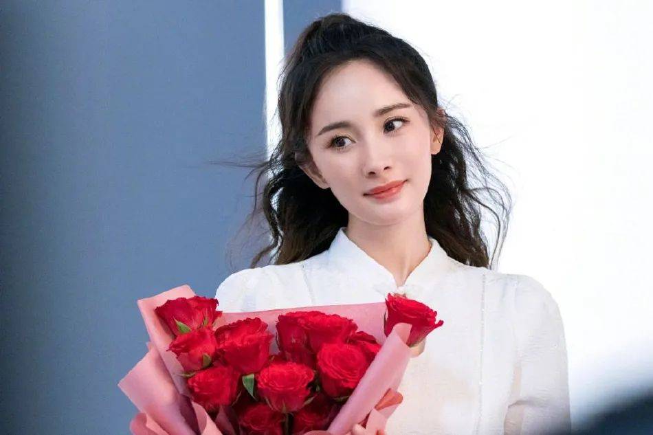 杨幂身穿一袭吊带白色连衣裙，宛若天仙！