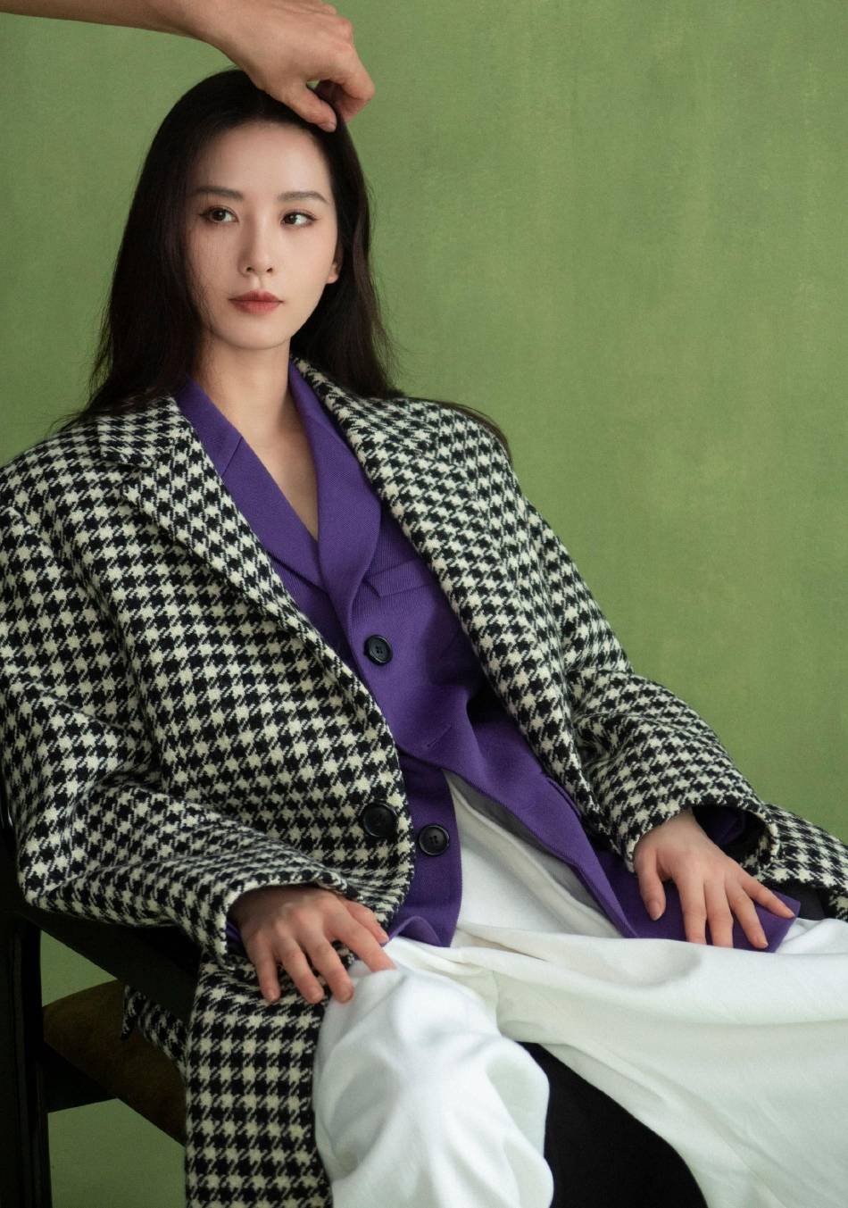 刘诗诗最新时尚写真太冷艳！朱唇红润美的令人心动