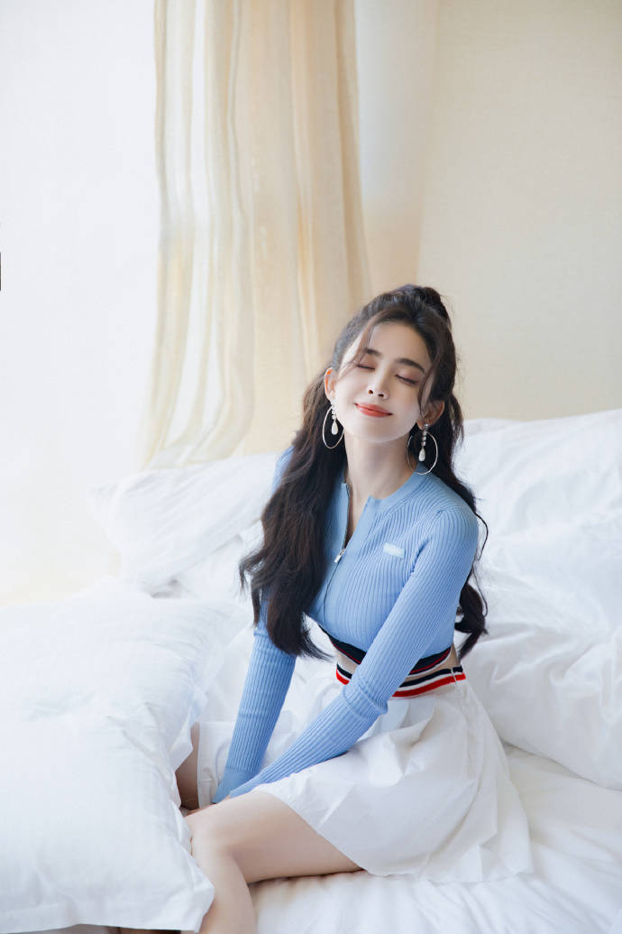 古力娜扎蓝色上衣搭百褶裙！大长腿性感迷人