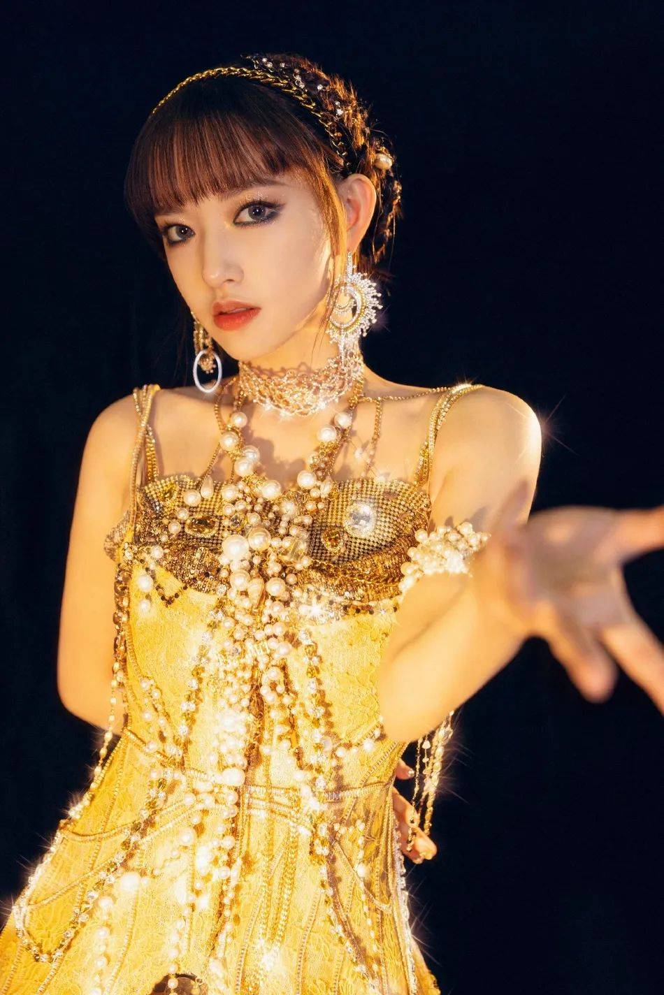 程潇穿金色亮片裙大秀美腿!魔鬼身材性感妖艳