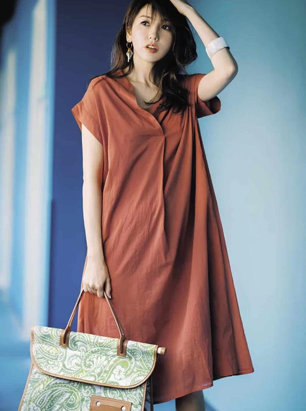 简约不简单才是40+女人的高级穿衣典范！这个夏天你会更美丽