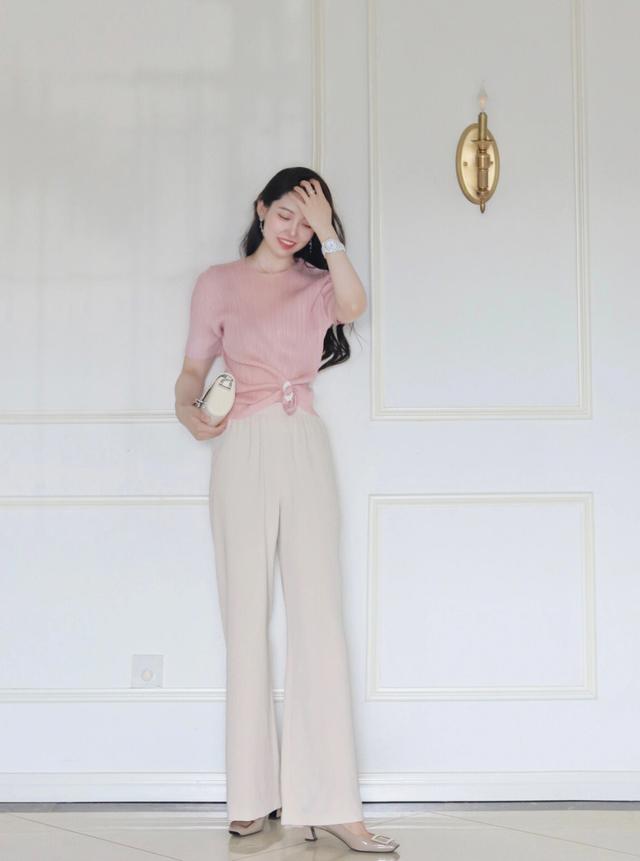 这才是普通女生该有的打扮，穿衣简约大气变身优雅高级