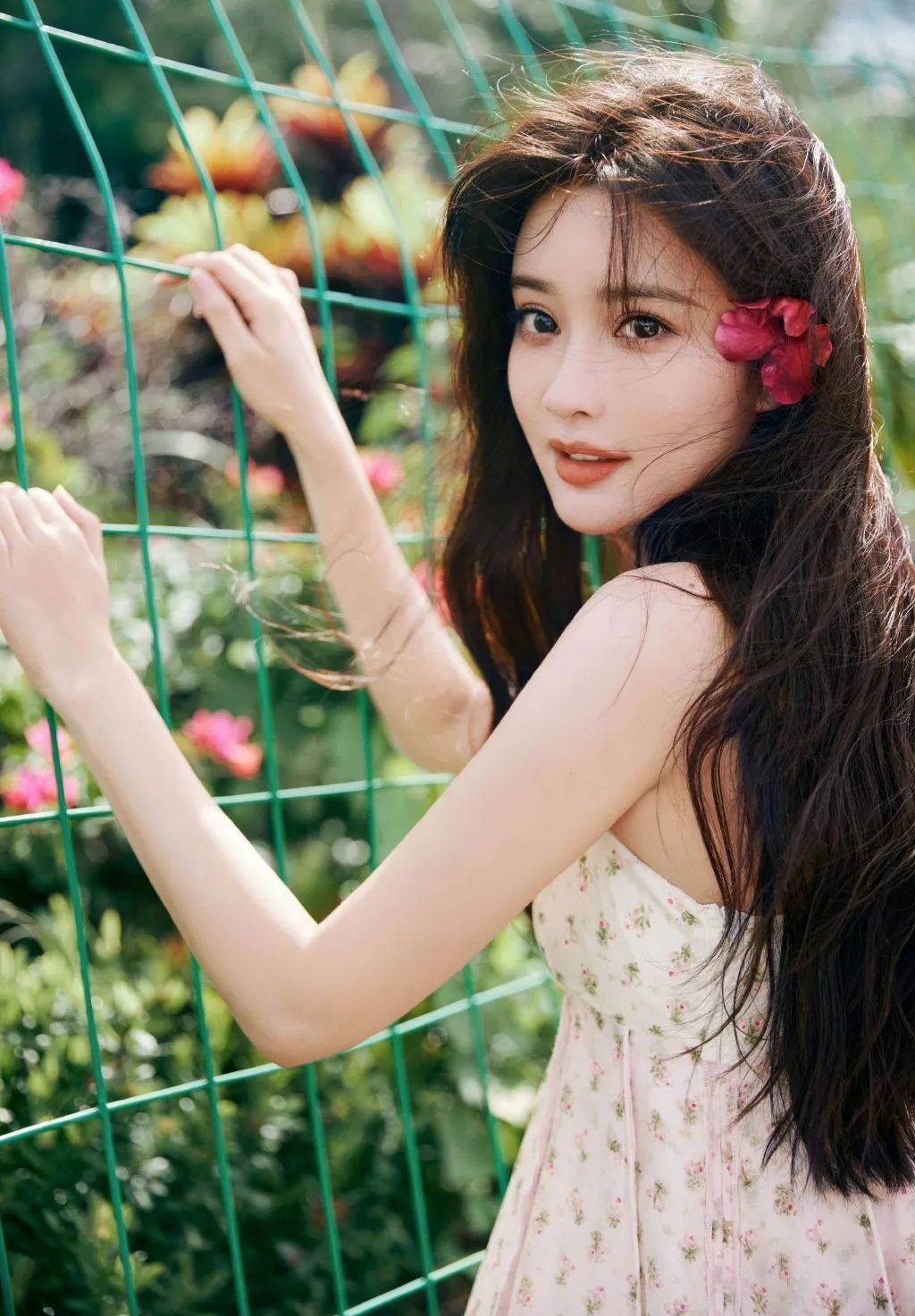 孟子义穿碎花裙大秀白皙香肩!曼妙身材美得让人窒息