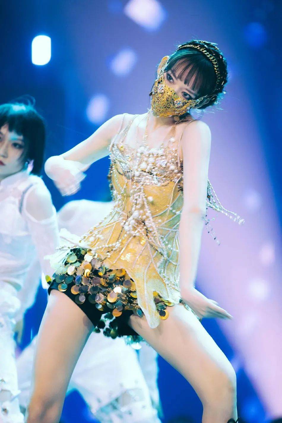 程潇穿金色亮片裙大秀美腿!魔鬼身材性感妖艳